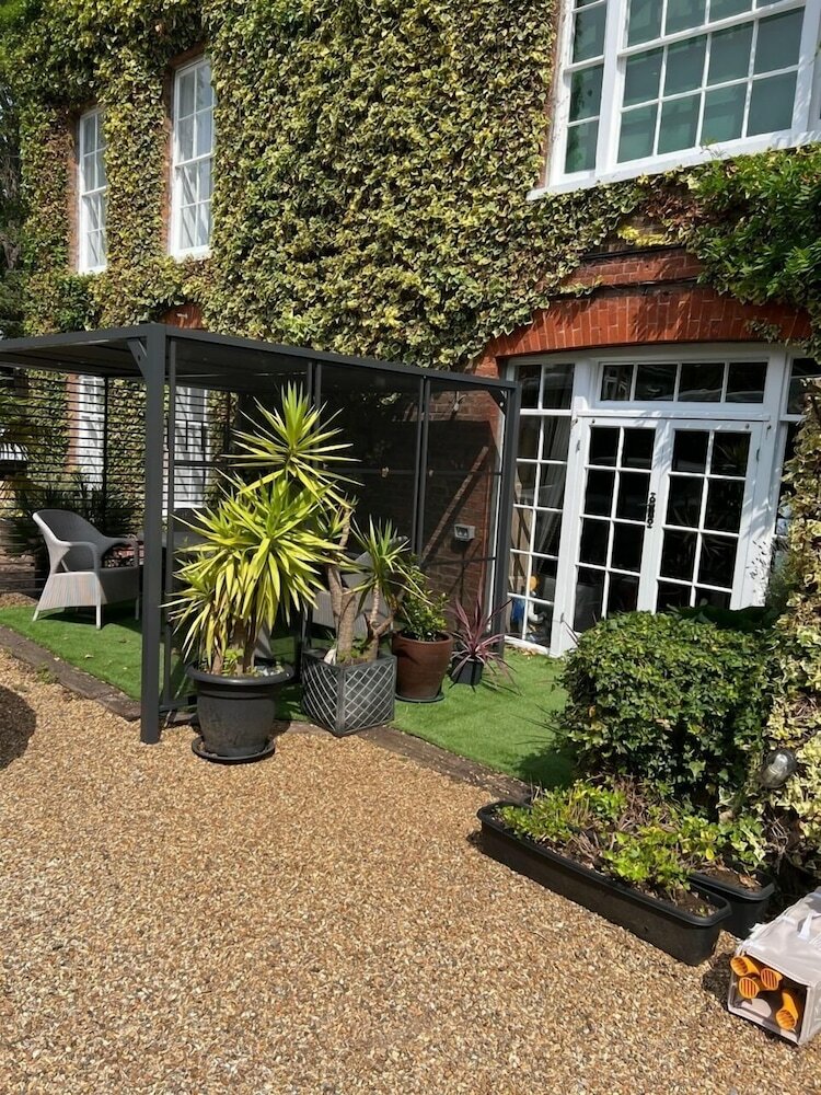 Фото Harmondsworth Hall Guest House Heathrow