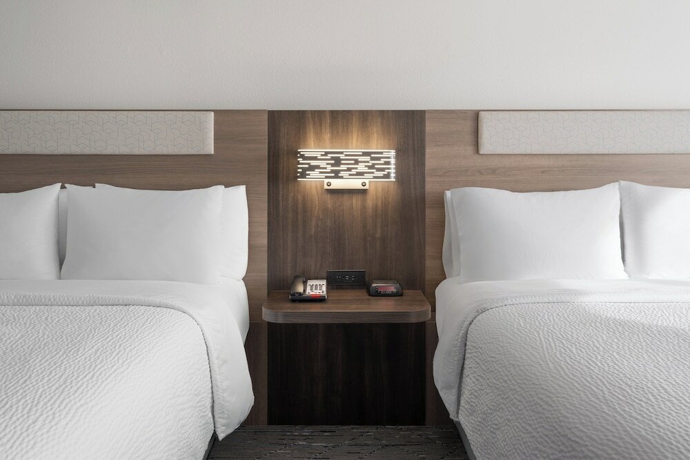 Фото Holiday Inn Express & Suites Midwest, an Ihg Hotel