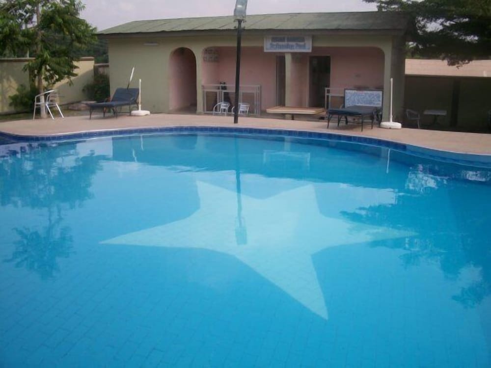 Фото Wadoma Royale Hotel