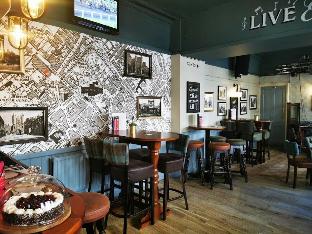 Фото The White Horse