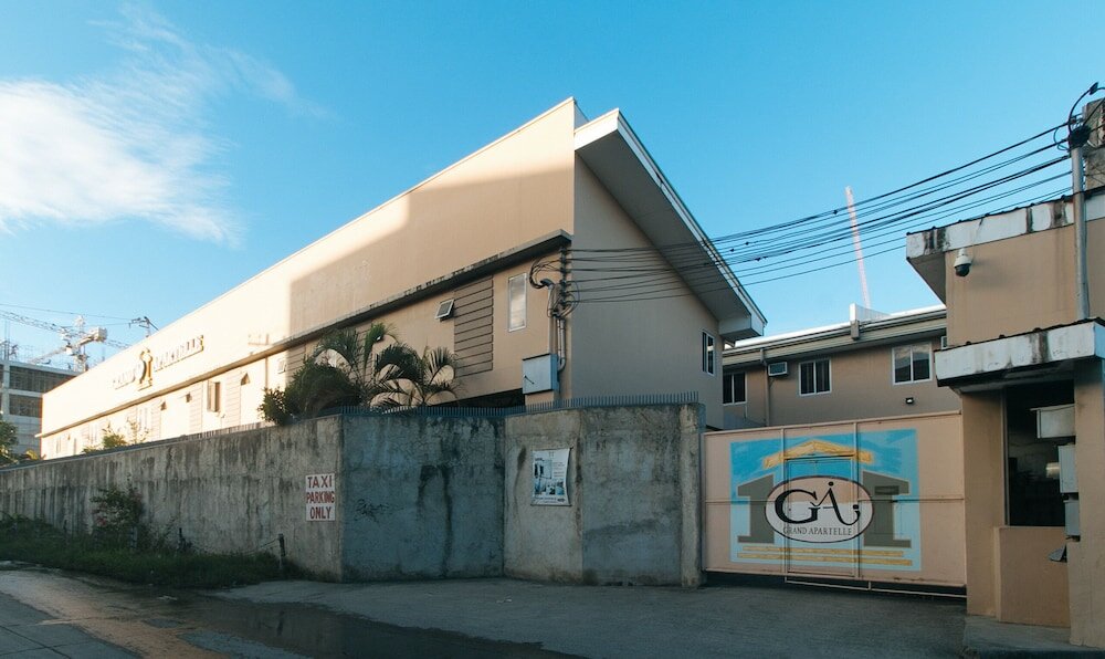 Фото RedDoorz @ Grand Apartelle Hernan Cortes Cebu