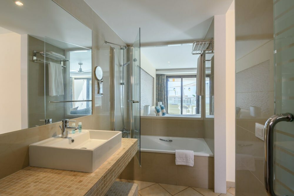 Фото Pearly Grey Ocean Club Apartments & Suites