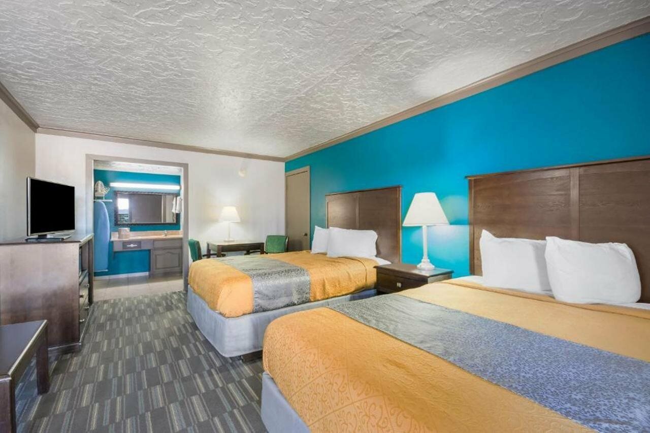 Фото Econo Lodge Inn & Suites