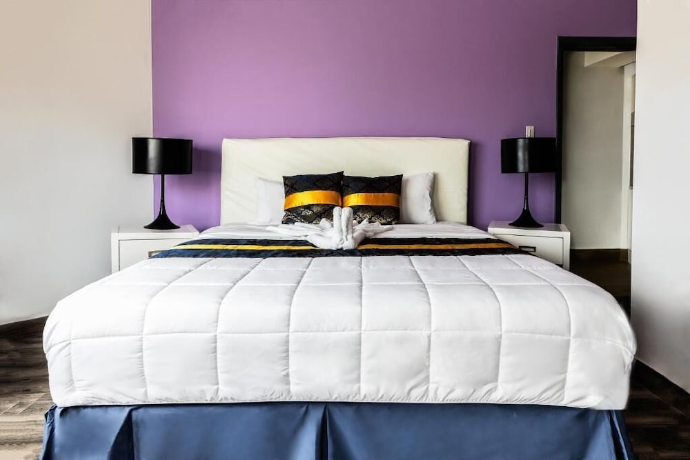 Фото Commodore Suites