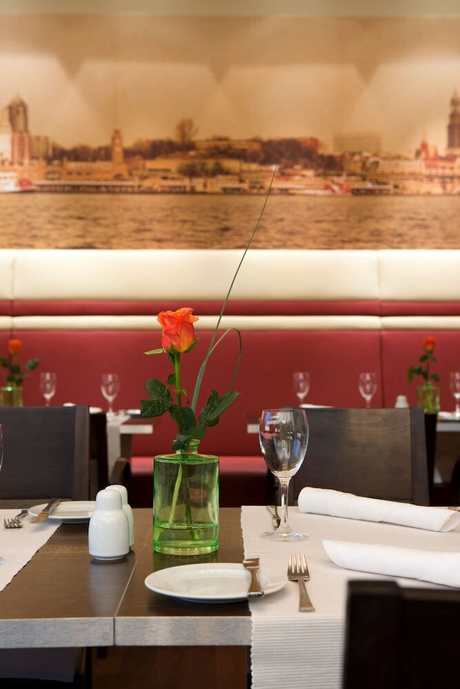 Фото IntercityHotel Hamburg Hauptbahnhof