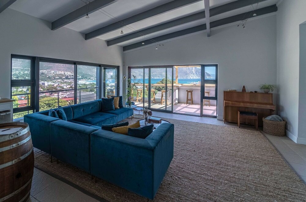 Фото Hout & About Guest House