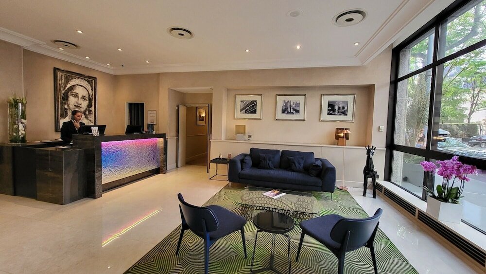 Фото Warwick Reine Astrid Lyon