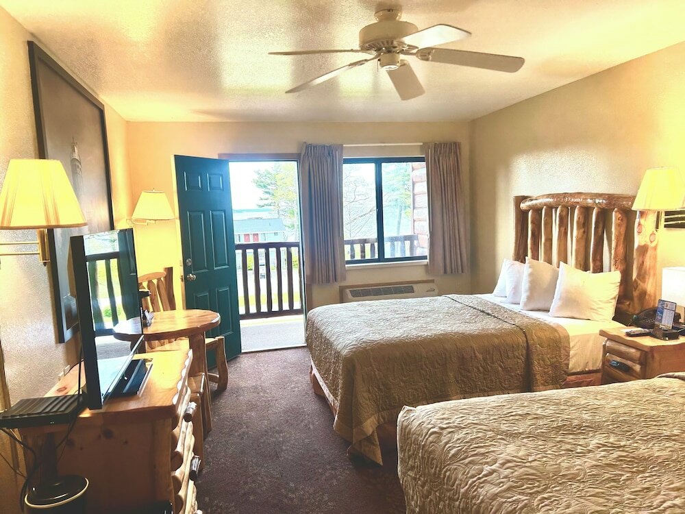 Фото Super 8 by Wyndham Bridgeview of Mackinaw City