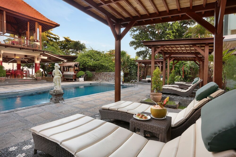 Фото Respati Beach Hotel