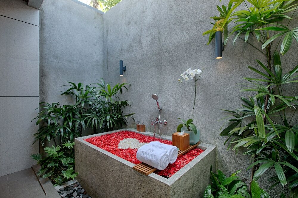 Фото Taman Dharmawangsa Suites