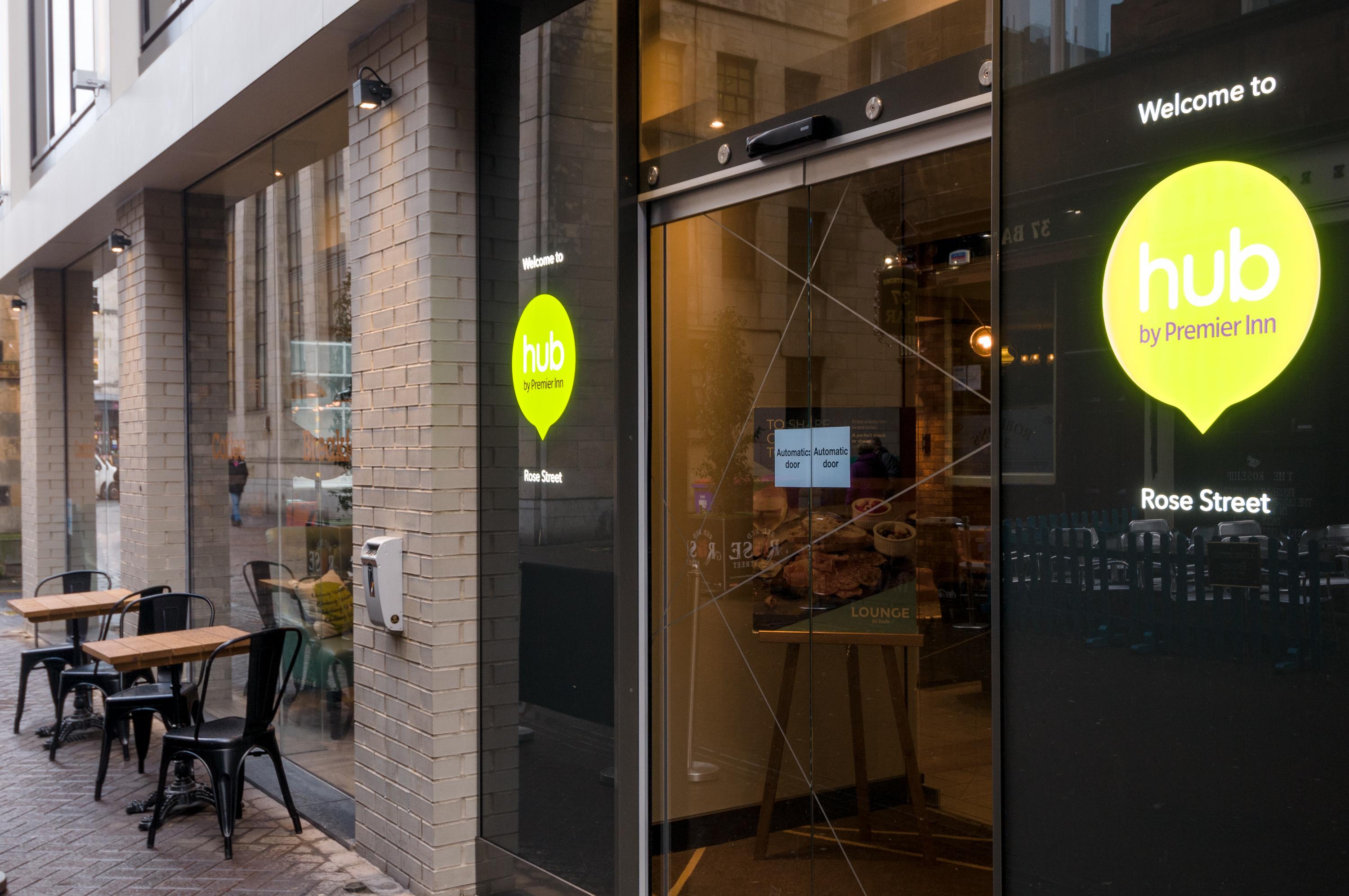 Фото Hub by Premier Inn Edinburgh City Centre