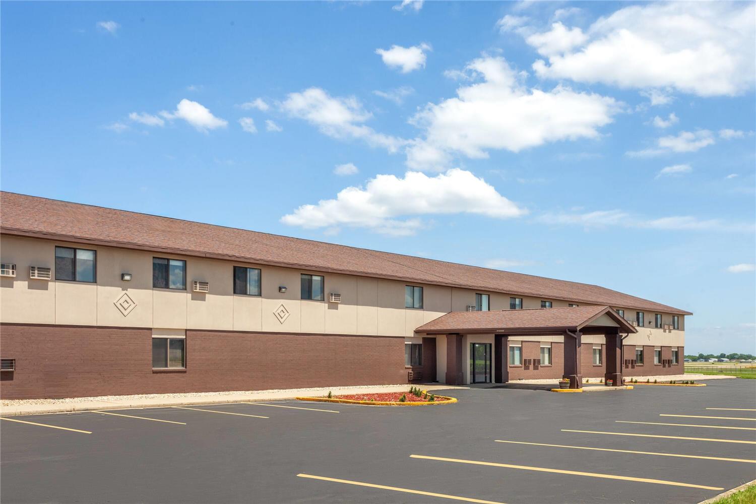 Фото Super 8 by Wyndham Oshkosh Airport