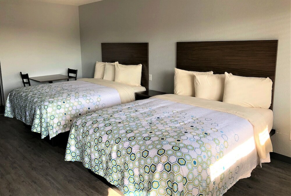 Фото HomeTowne Studios by Red Roof San Antonio E - Near At&t Center