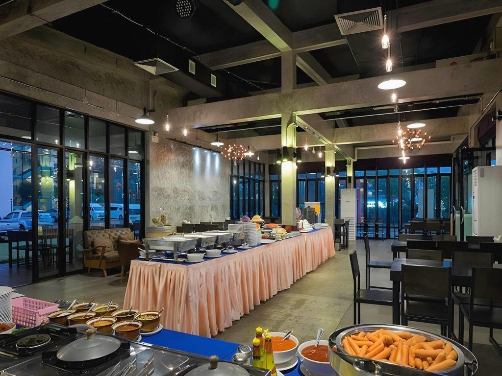 Фото The River Hotel