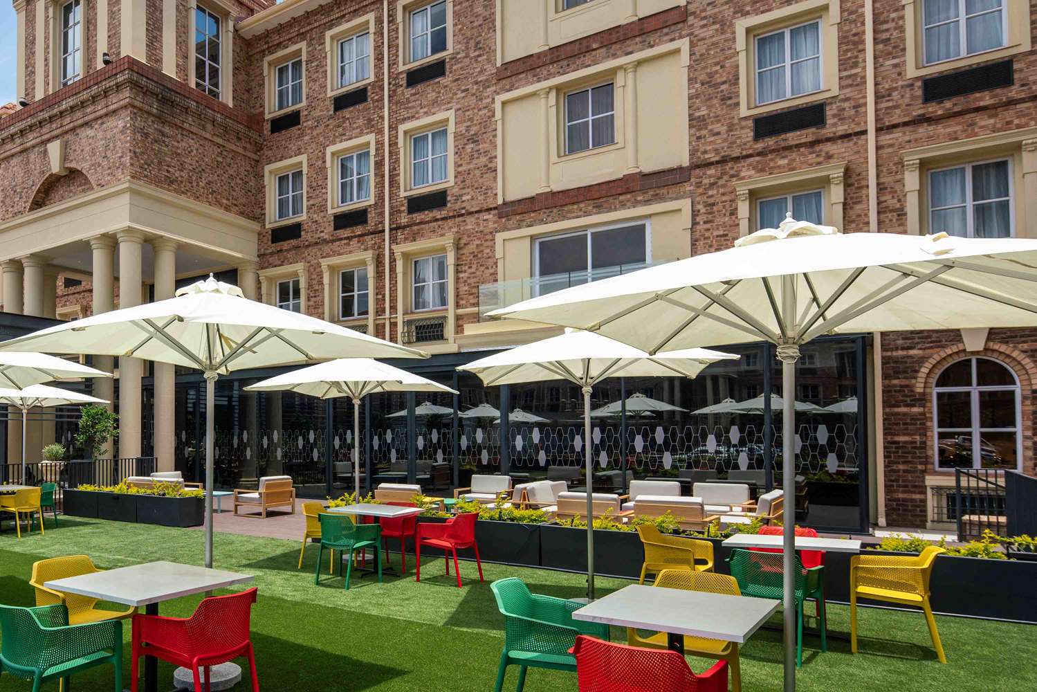 Фото Hampton by Hilton Sandton Grayston