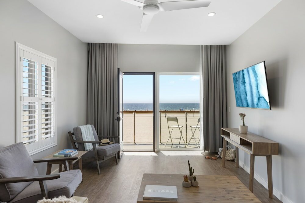 Фото Sea Sprite Oceanfront Hotel