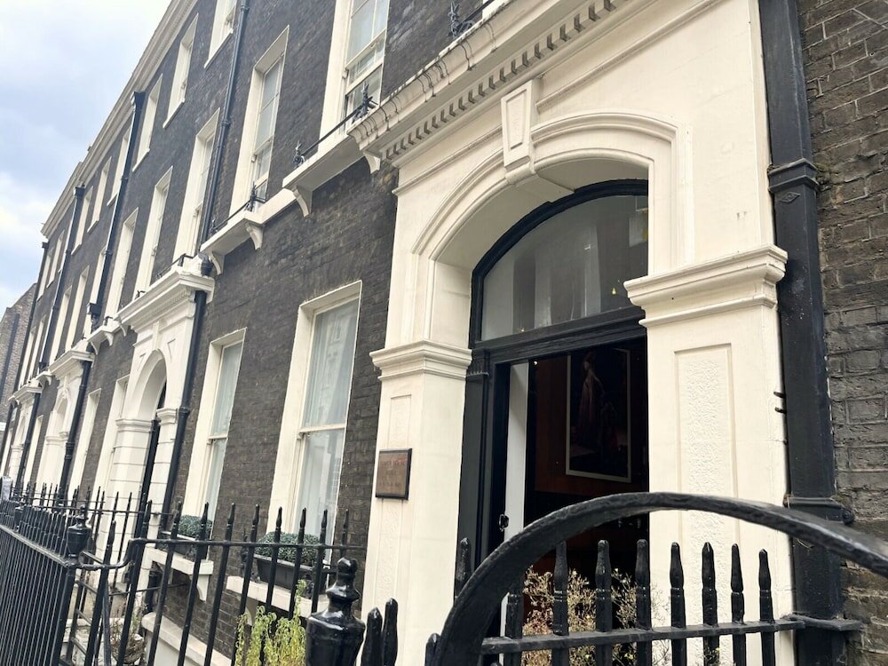 Фото Gower House Hotel