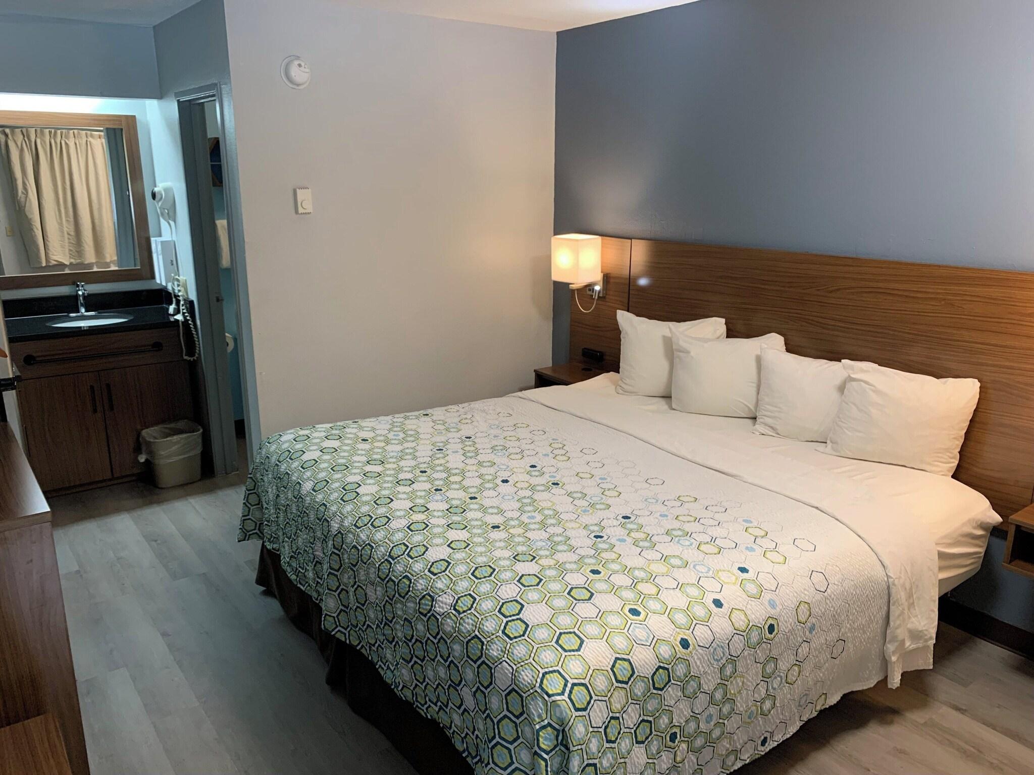 Фото HomeTowne Studios by Red Roof Mystic - New London