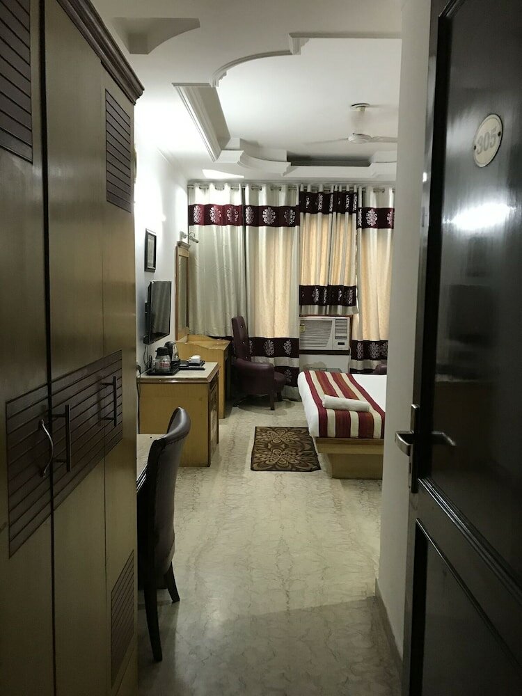 Фото Hotel Tjs Royale