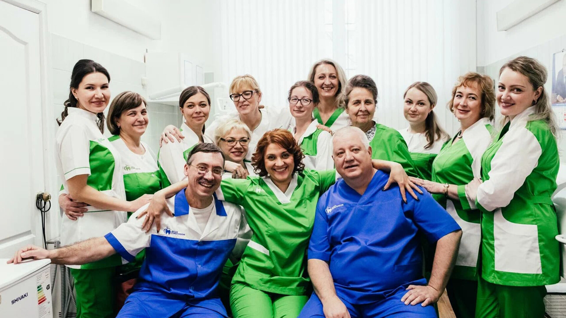 Жұмыс орнындағы порно әріптестері қызу қатты порно түсірді