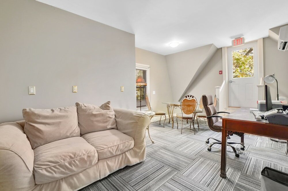 Фото The DeBary Inn