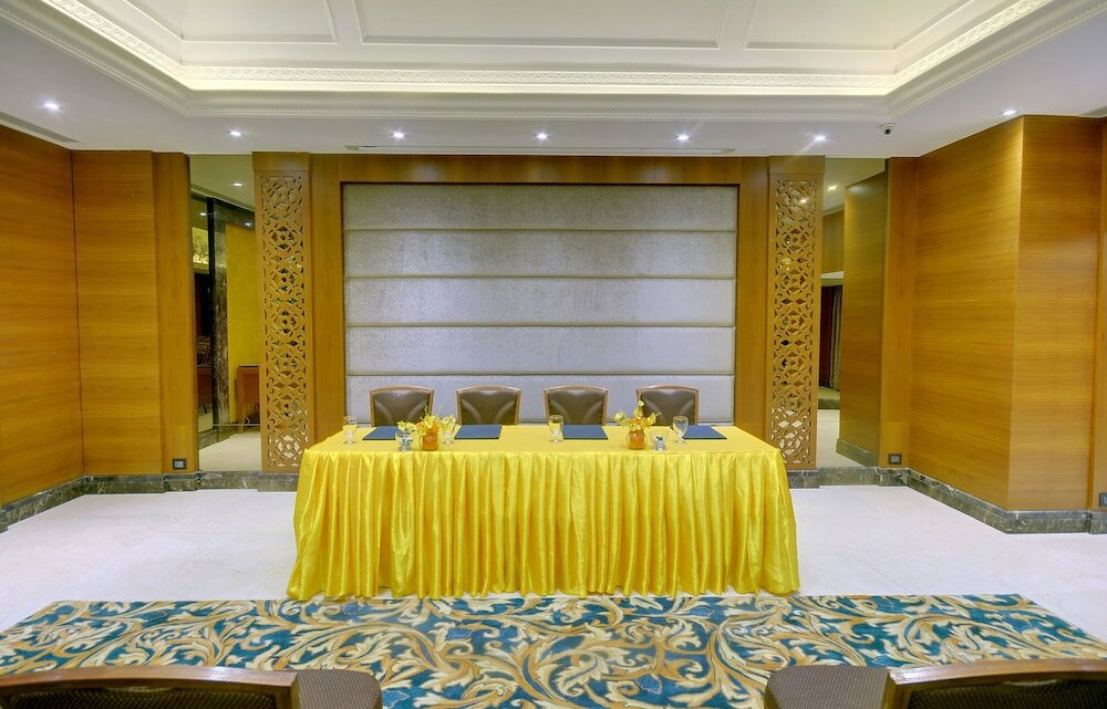 Фото Lemon Tree Premier The Atrium, Ahmedabad