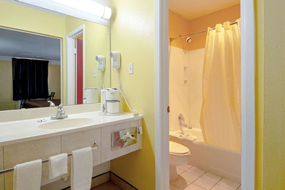 Фото Economy Inn & Suites