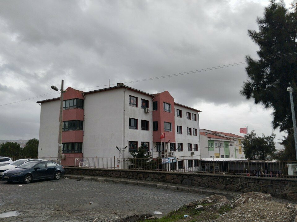 School Saliha Huseyin Ozyavuz Secondary School, Izmir, photo