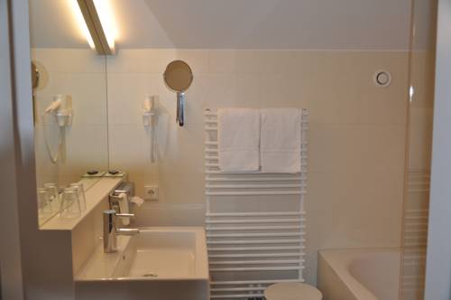 Фото Hotel Goldener Adler Wattens