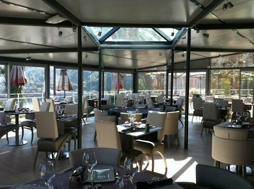 Гостиница Hotel Les Flots Bleus в Сене-Рафаэле