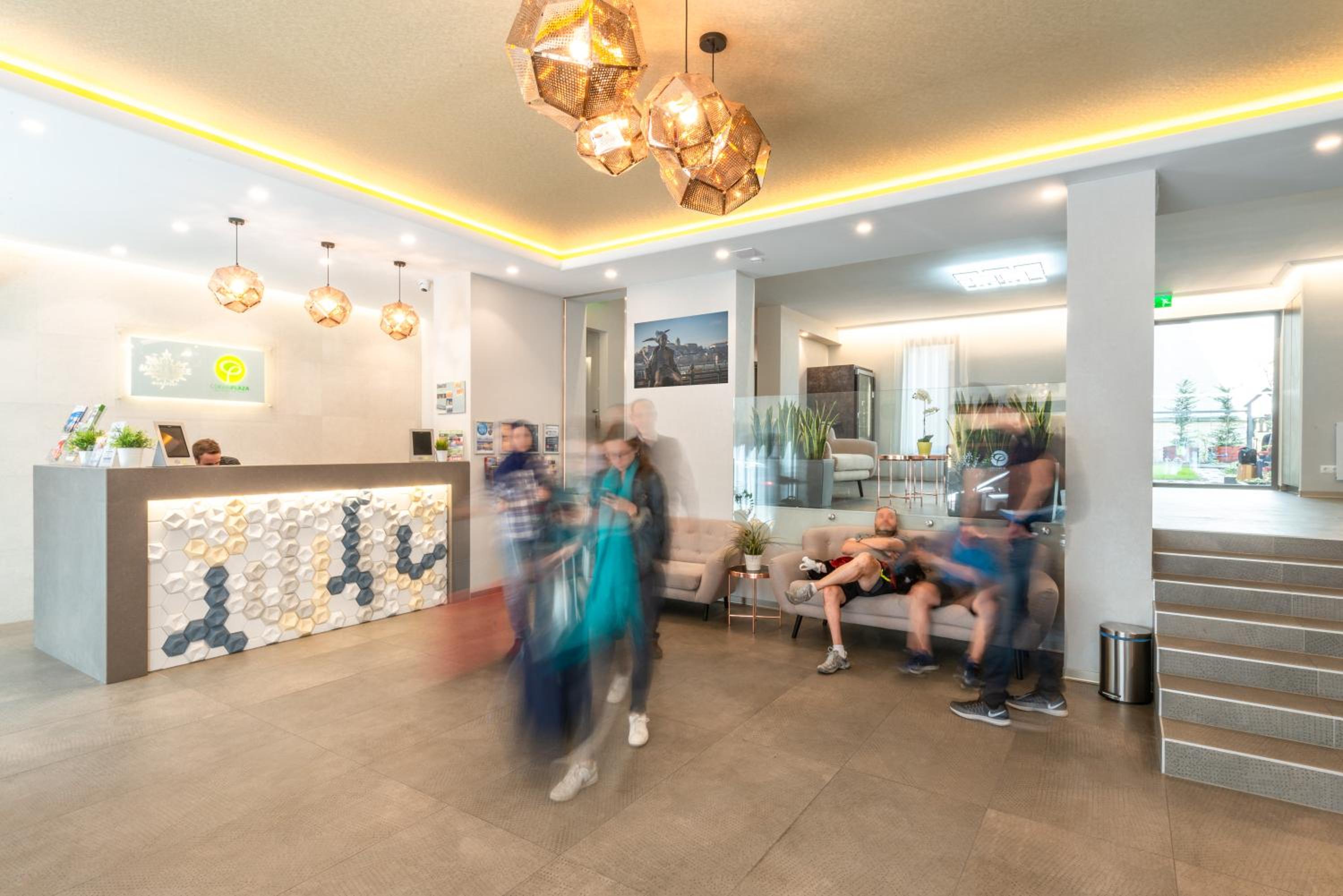 Фото Corvin Plaza Apartments and Suites