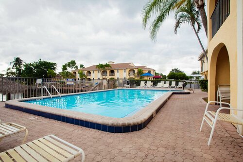 Апартаменты Oyo Waterfront Hotel - Cape Coral/Fort Myers, Fl в Кейп Корал