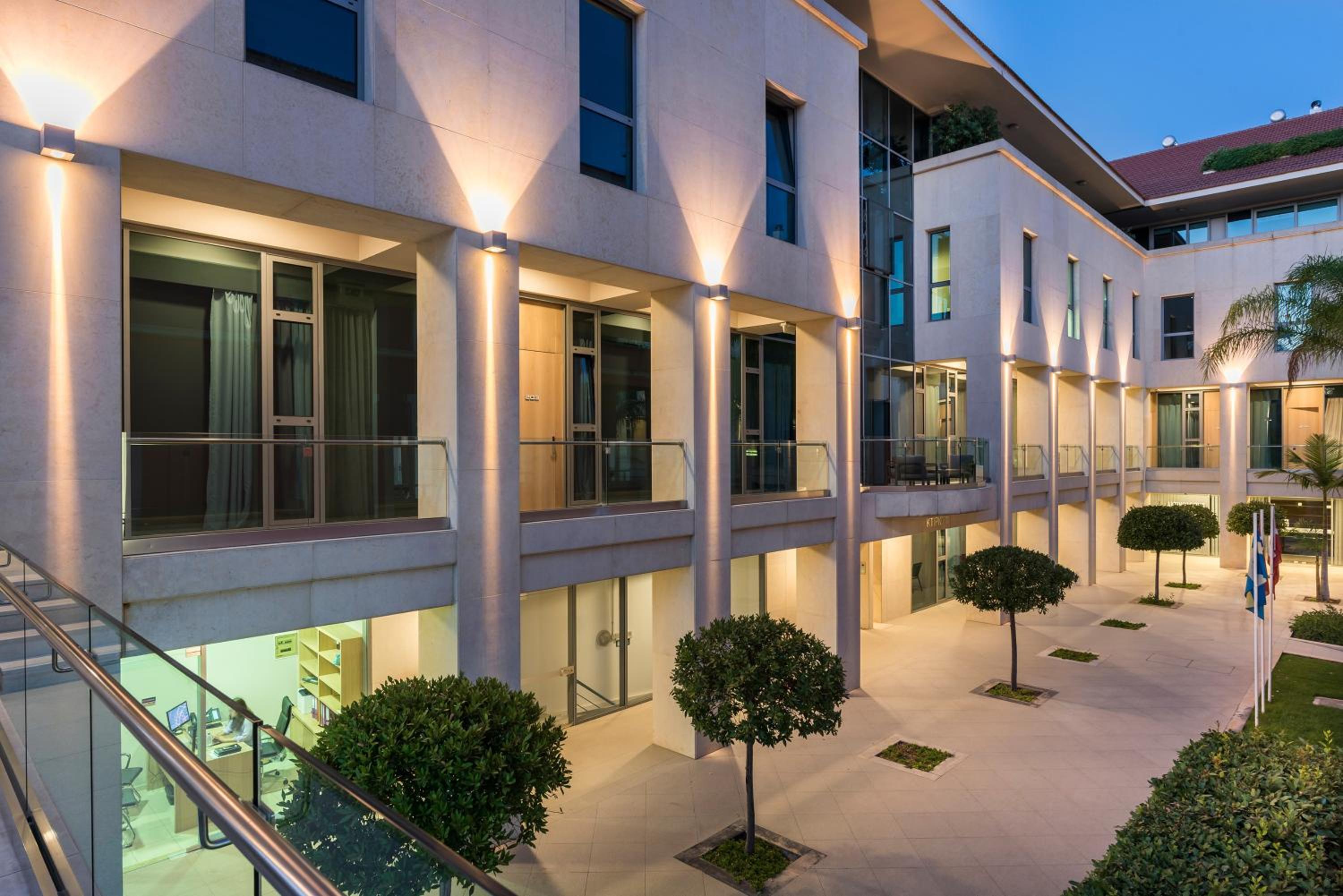 Фото Trianon Luxury Apartments & Suites