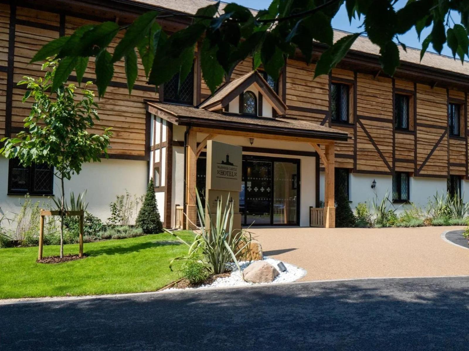 Фото Warwick Castle Knight's Village