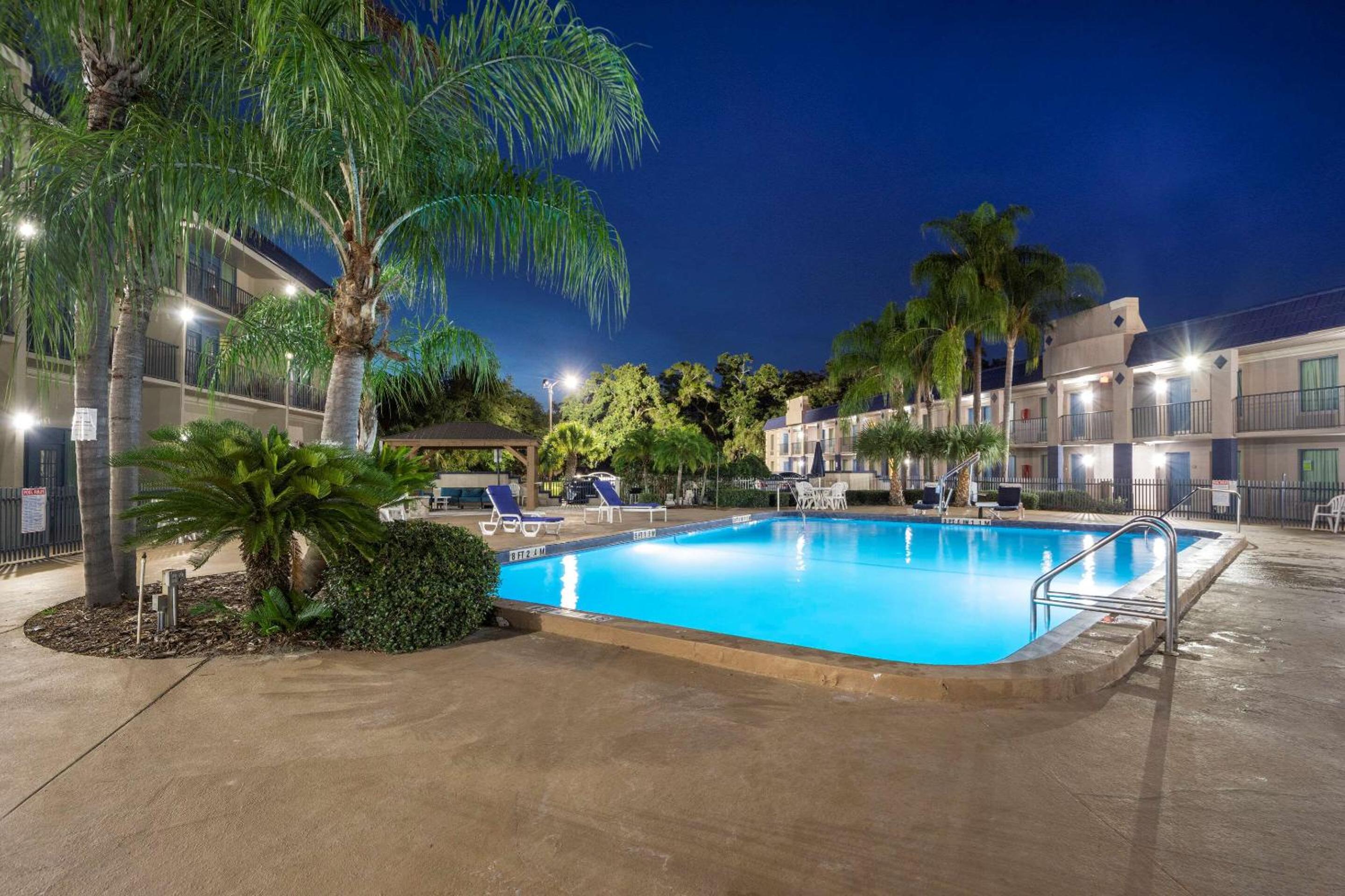 Фото Clarion Inn & Suites Central Clearwater Beach