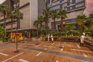 Гостиница The Leela Ambience Convention Hotel Delhi