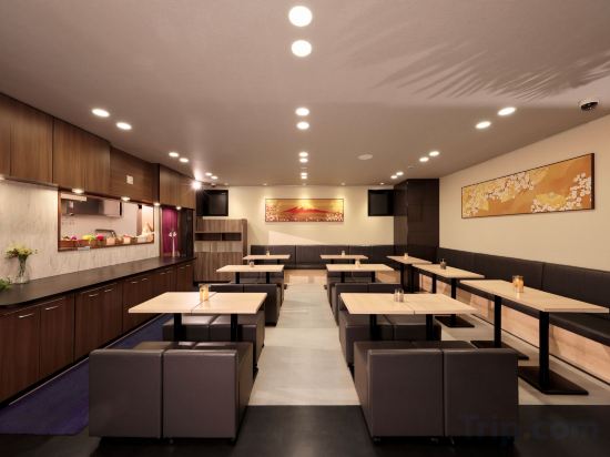 Фото Shinsaibashi Higashi Crystal Hotel