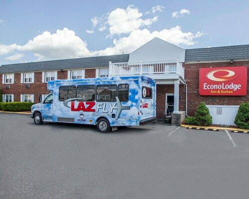 Внешний вид отеля Econo Lodge Inn & Suites Airport в Уиндзор-Локсе, фото 4