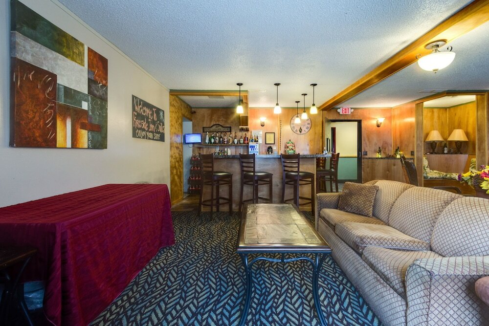 Фото Fireside Inn & Suites