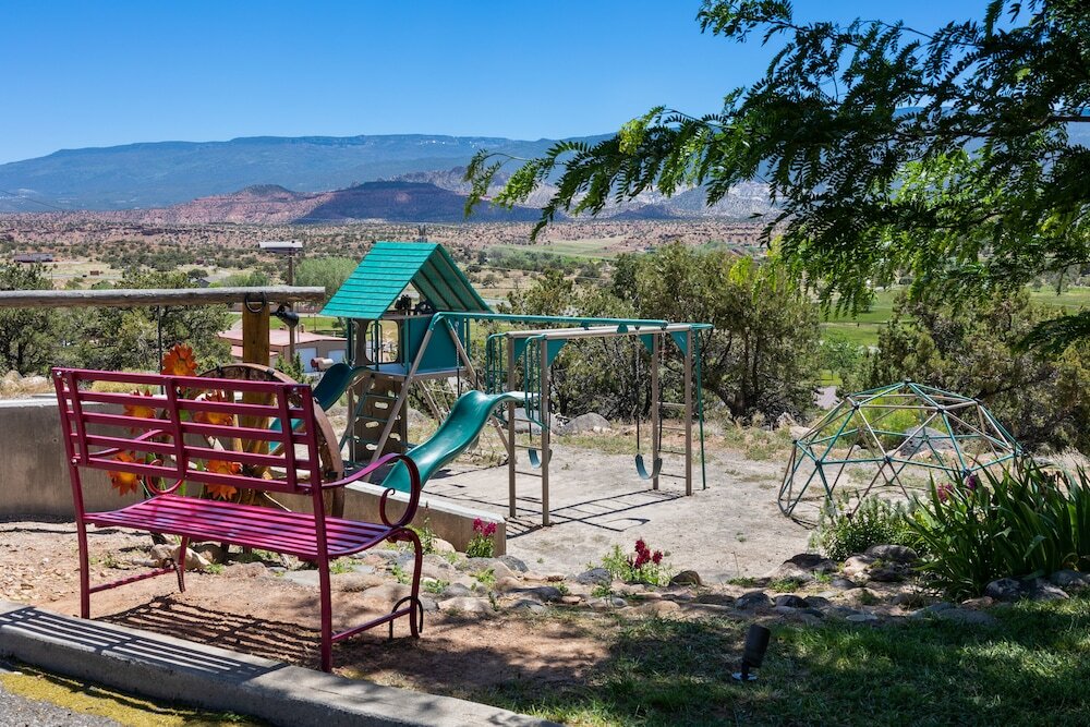 Фото Broken Spur Inn & Steakhouse