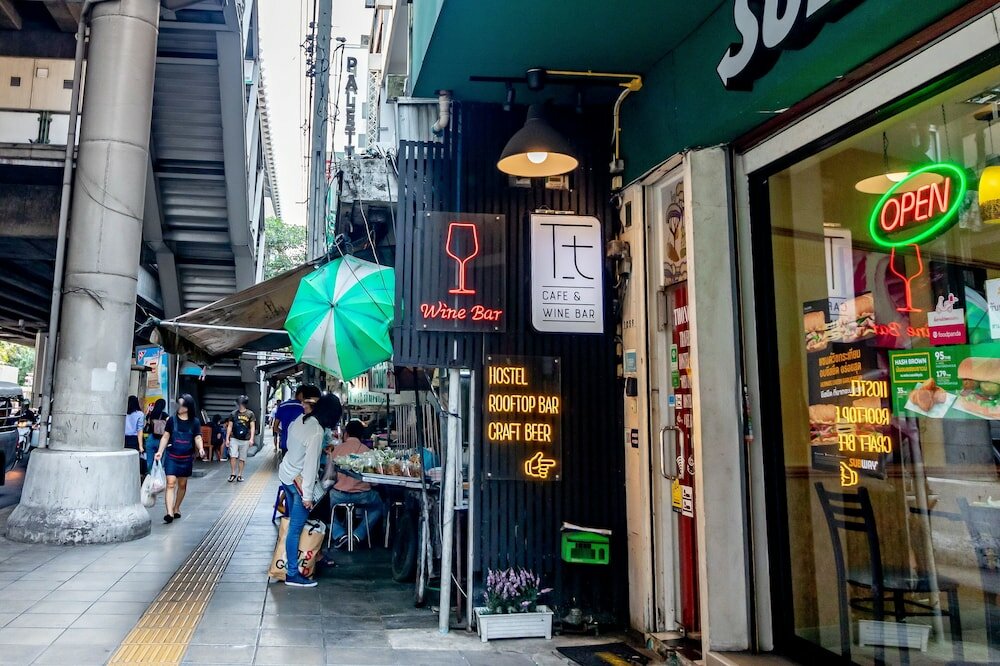 Фото Thonglor Travellers Hostel & Cafe