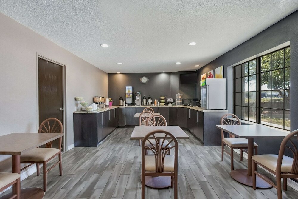 Фото Quality Inn Lees Summit - Kansas City