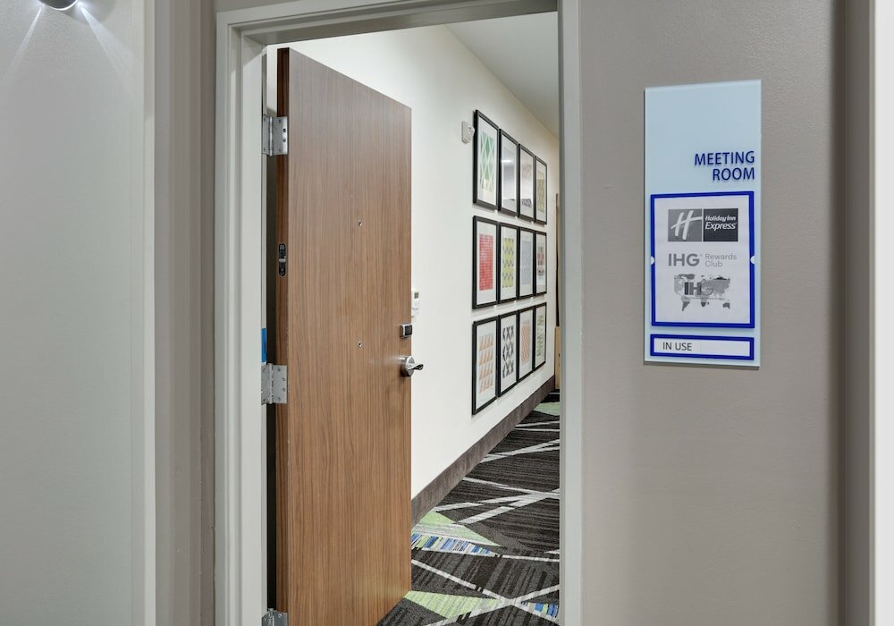 Фото Holiday Inn Express Hotel & Suites Near Seaworld, an Ihg Hotel