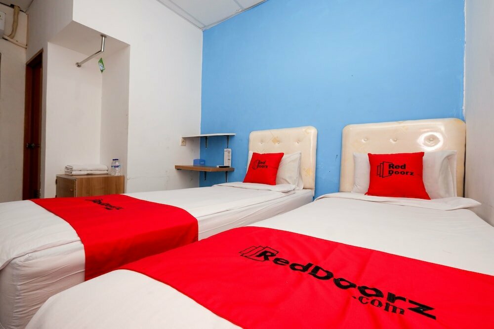 Hotel RedDoorz Near Kota Lama Semarang, Semarang, photo