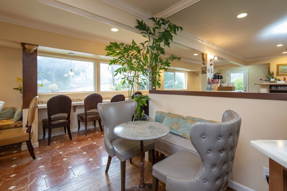 Фото Vendange Carmel Inn & Suites