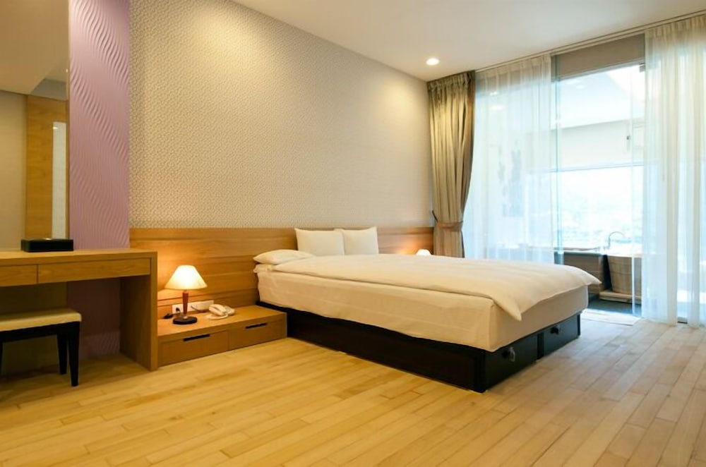 Фото Lakeside Resort Hotel