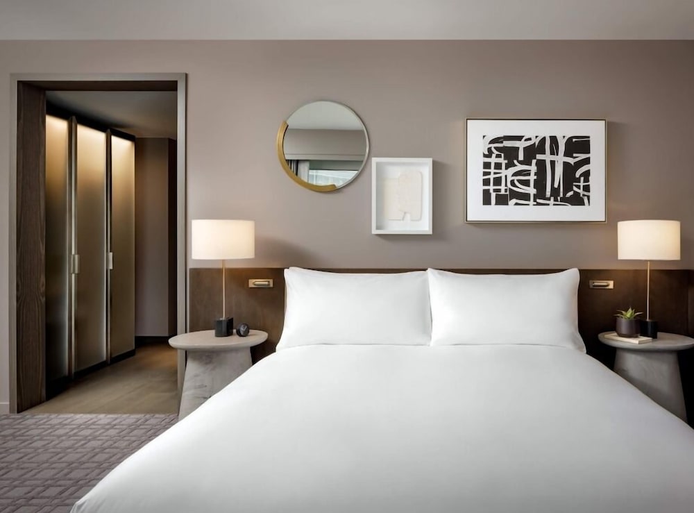 Фото Fairmont Century Plaza Gold Experience