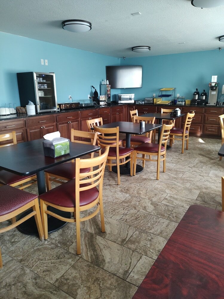 Фото Days Inn & Suites by Wyndham Fargo 19th Ave/Airport Dome