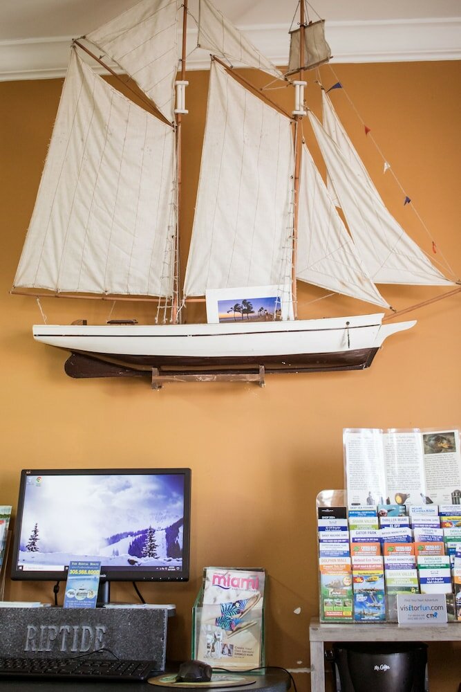 Фото Riptide Oceanfront Hotel