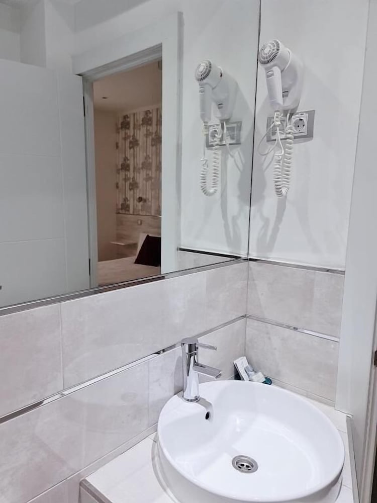 Фото Hostal Met Madrid